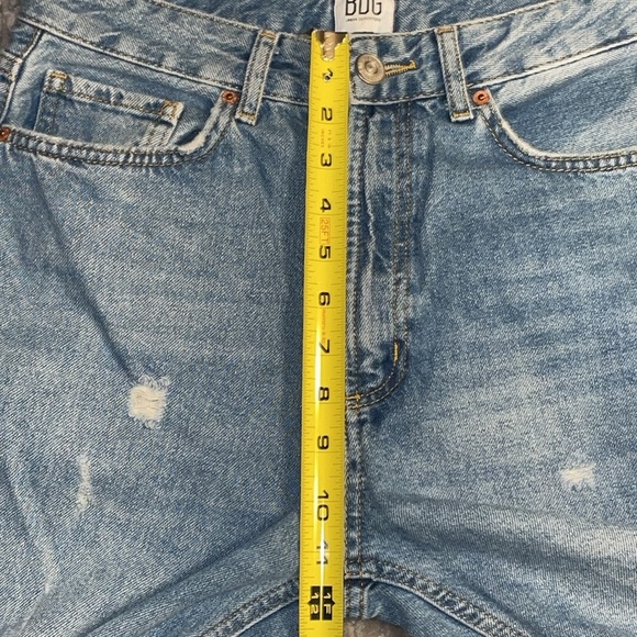 Urban Outfitters BDG Mom Hi-Rise Light Wash Distressed Tapered Leg Jeans.  Sz 27 - Picture 10 of 11